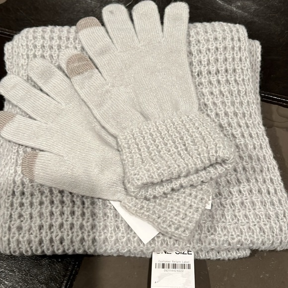 Bundle of Scarves and Gloves - Picture 1 of 12